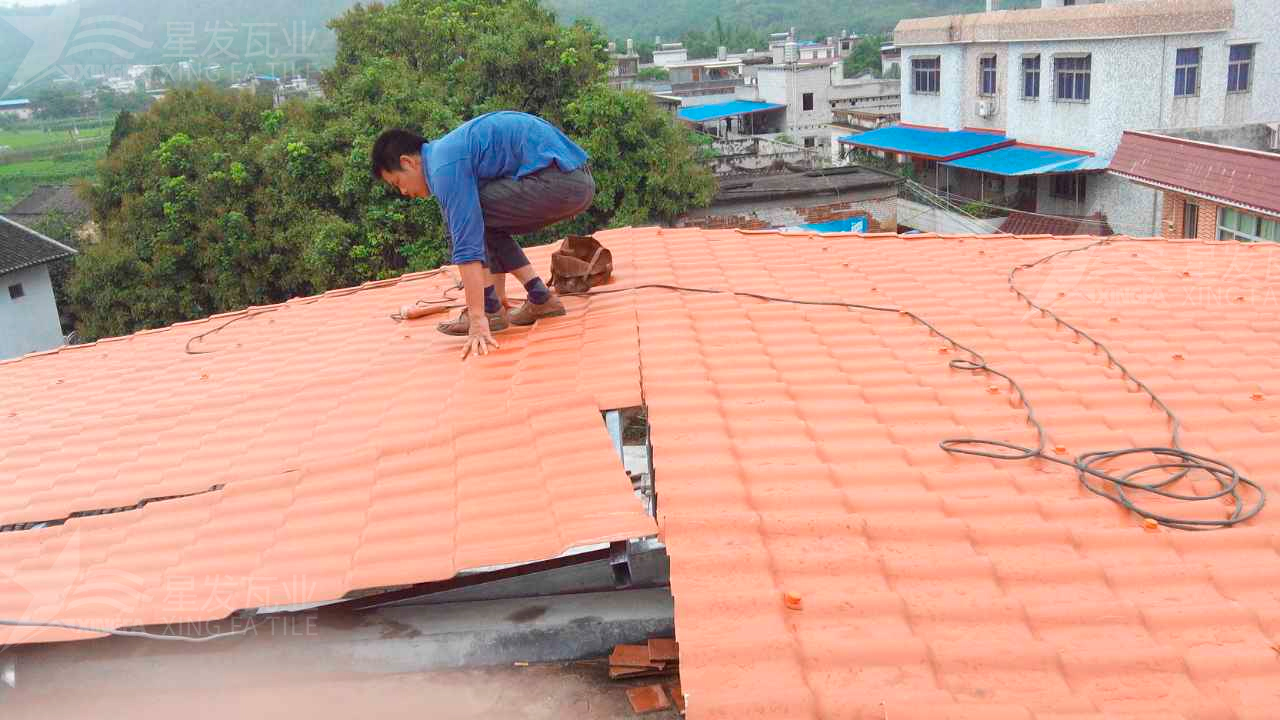 屋頂鋪設(shè)安裝合成樹脂瓦時，牢牢記住這3點，就不怕屋頂出問題！
